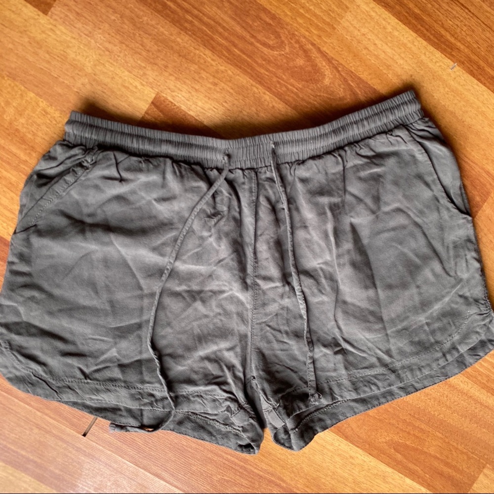 SHORTS - Picture 3 of 6
